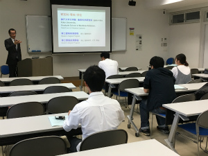 西尾副研究科長による教務事項説明