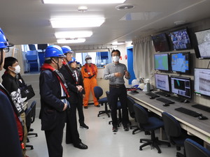 ドライ研究室での松野准教授による海底探査に関する研究紹介の様子