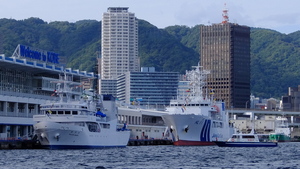 (海神丸(左)と測量船平洋(右))