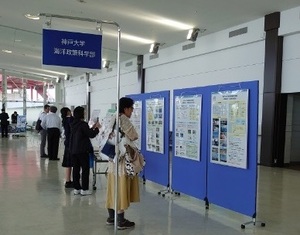 (熱心に展示を見る見学者の方々)