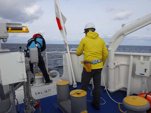 船尾からのCTD(海中音速の補正データの取得)の投入