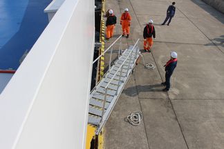 海神丸舷梯使用可否の確認