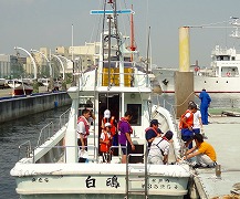 実習船「白鴎」の乗船体験と港内見学
