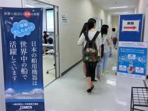 業界相談コーナー(左)と研究紹介(右)