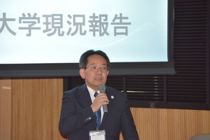 内田研究科長による挨拶と大学現況報告