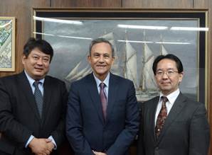 FRANKS学部長(中央)、内田研究科長(右)、段国際交流委員長(左)