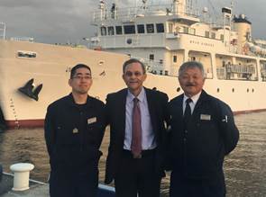 FRANKS学部長(中央)、矢野船長(右)、河合機関長(左)