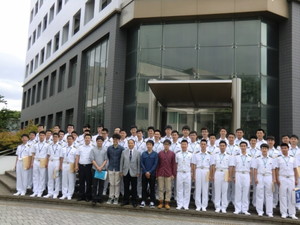来訪学生とのグループフォト