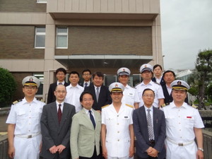来訪教職員とのグループフォト