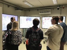 操船・機関シミュレーターの見学の様子_2